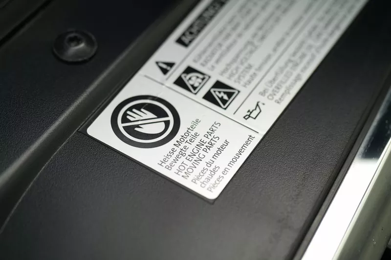 Zdjęcia przedstawiają etykiety naklejone w różnych częściach pojazdów, gdzie służą jako tabliczki znamionowe.