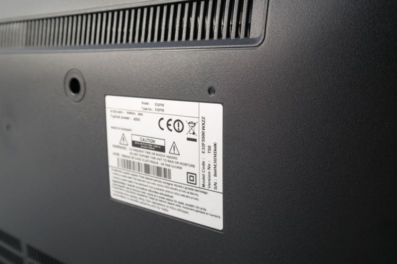 Zdjęcia przedstawiają etykiety naklejone w różnych częściach pojazdów, gdzie służą jako tabliczki znamionowe.